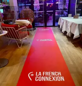 LA FRENCH CONNEXION TAPIS ROUGE